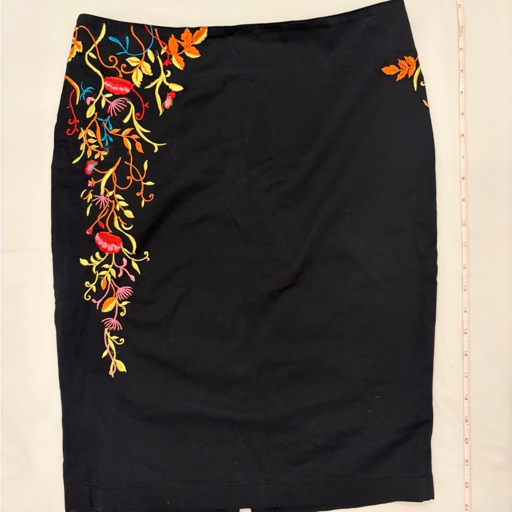 Vibrant Floral Embroidered Cotton Pencil Skirt (6) - Picture 5 of 8